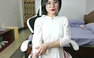 Nữ sinh áo dài VN thủ dâm show hàng