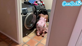 Địt em kế trong lúc giặt đồ
